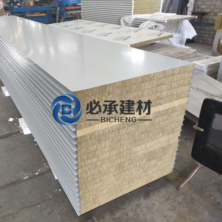 彩鋼夾芯板與巖棉彩鋼板在綠色建筑中的應(yīng)用有何不同？